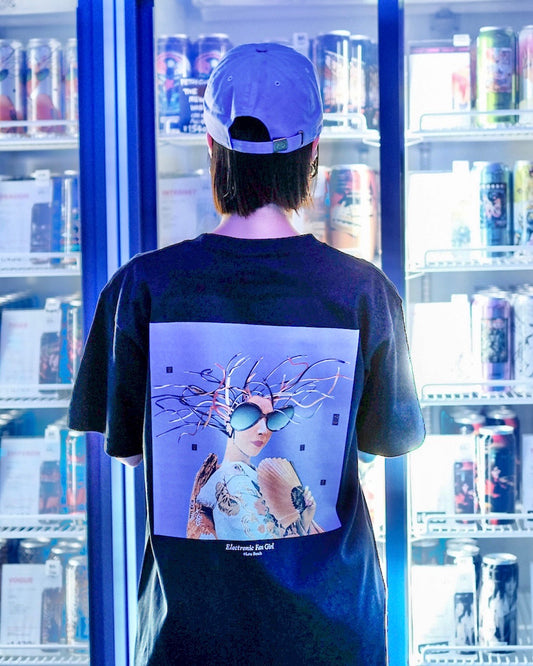 ”Electronic Fan Girl” バックプリントTシャツ（黒）